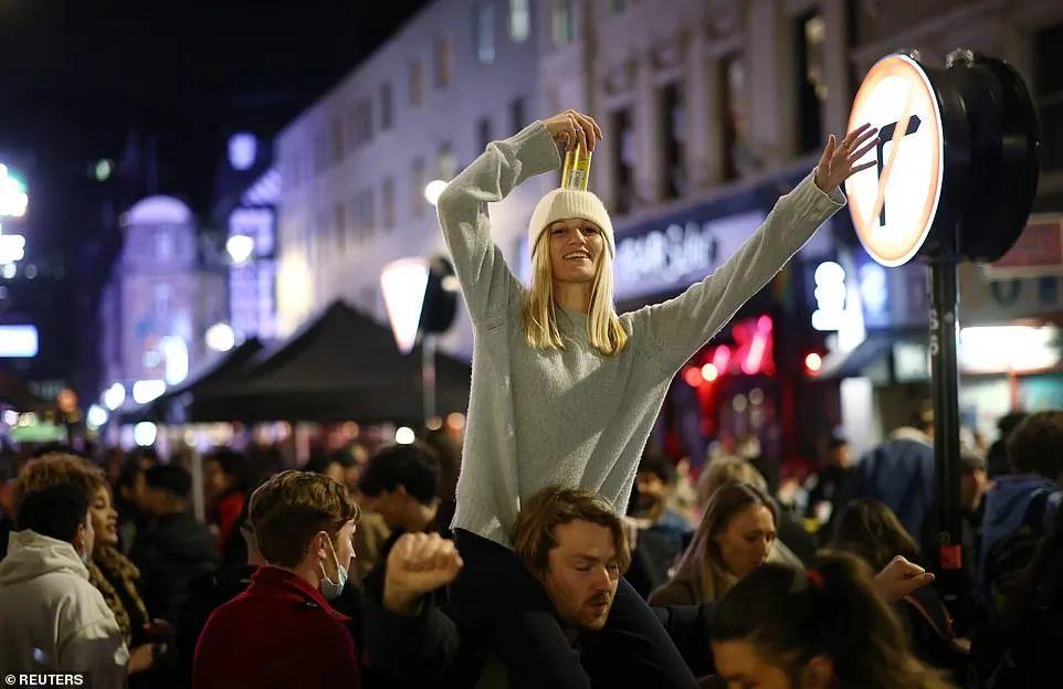 英国2段解封第一天，伦敦一夜回到90年代！英国大学推迟返校！  英国大学 疫情相关 第9张