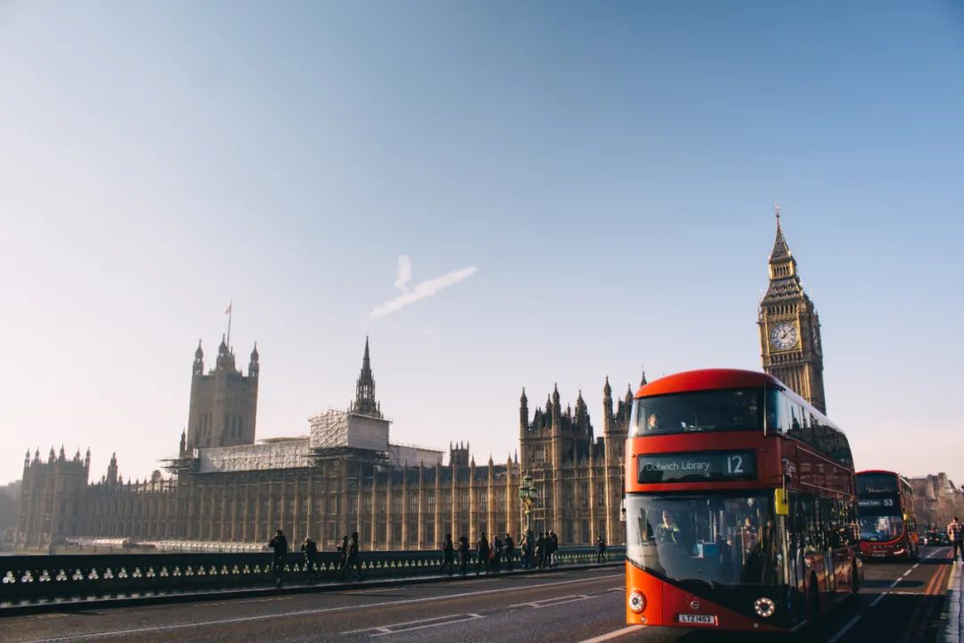 科技/ 银行/ 传媒顶级名企求职圈，最爱哪些英国大学毕业生？