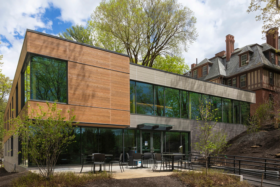 韦尔斯利健康中心重新开放，中心是以一位华裔校友的名字命名的